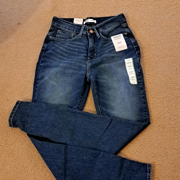 Womens NEW SIGNATURE LEVI SHAPING JEANS. 4. (WAIST 27) - Picture 3 of 15